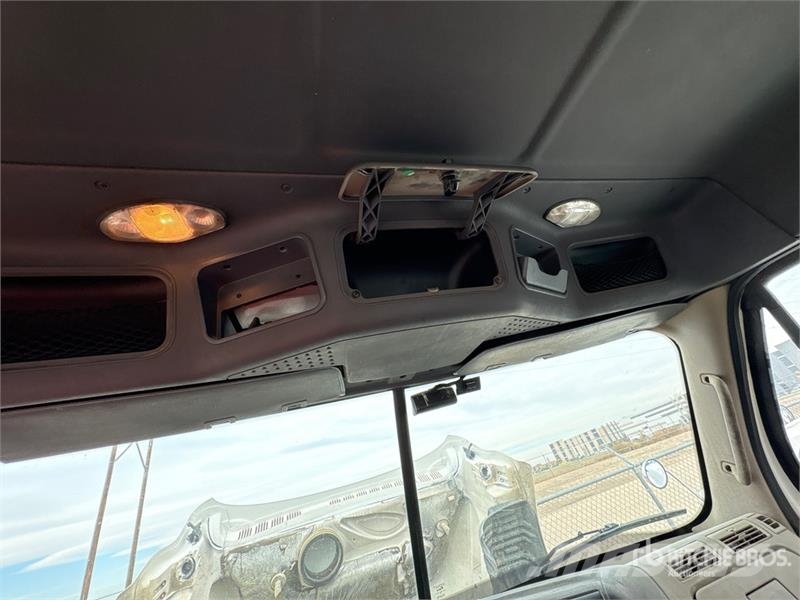 Freightliner Cascadia 6x4 T/A Day Cab Truck Tractor Vilcēji