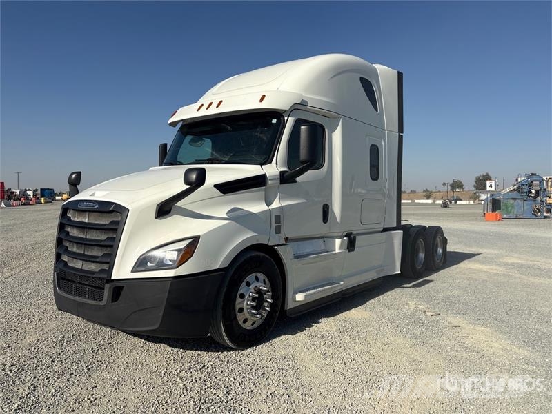 Freightliner Cascadia 126 6x4 T/A Sleeper Truck Tractor Vetopöytäautot