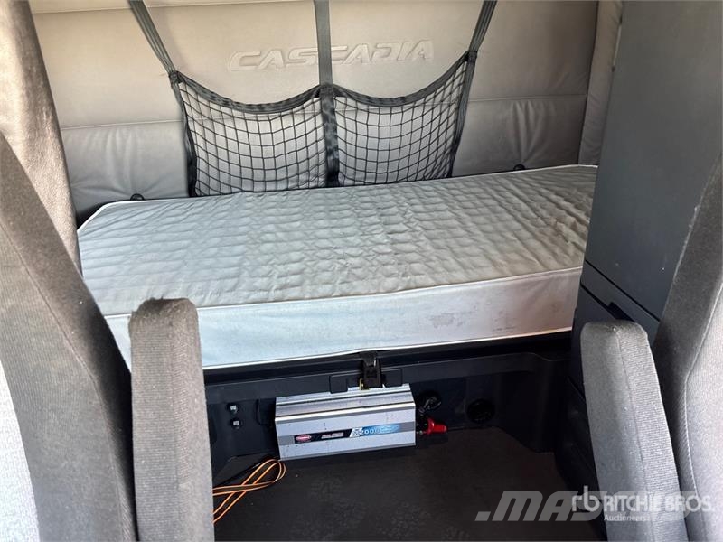 Freightliner Cascadia 126 6x4 T/A Sleeper Truck Tractor 트랙터 유닛