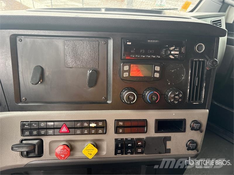 Freightliner Cascadia 126 6x4 T/A Sleeper Truck Tractor Tractor Units