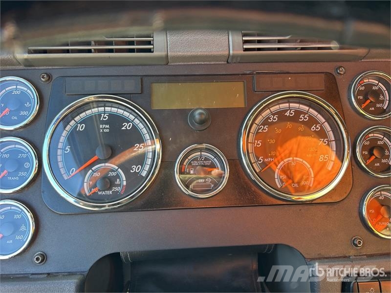 Freightliner Cascadia 125 6x4 T/A Sleeper Truck Tractor (Inoper Тягачі