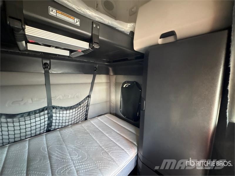 Freightliner Cascadia 126 6x4 T/A Sleeper Truck Tractor Trekkvogner