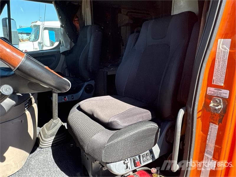 Freightliner Cascadia 125 6x4 T/A Sleeper Truck Tractor Vlačilci