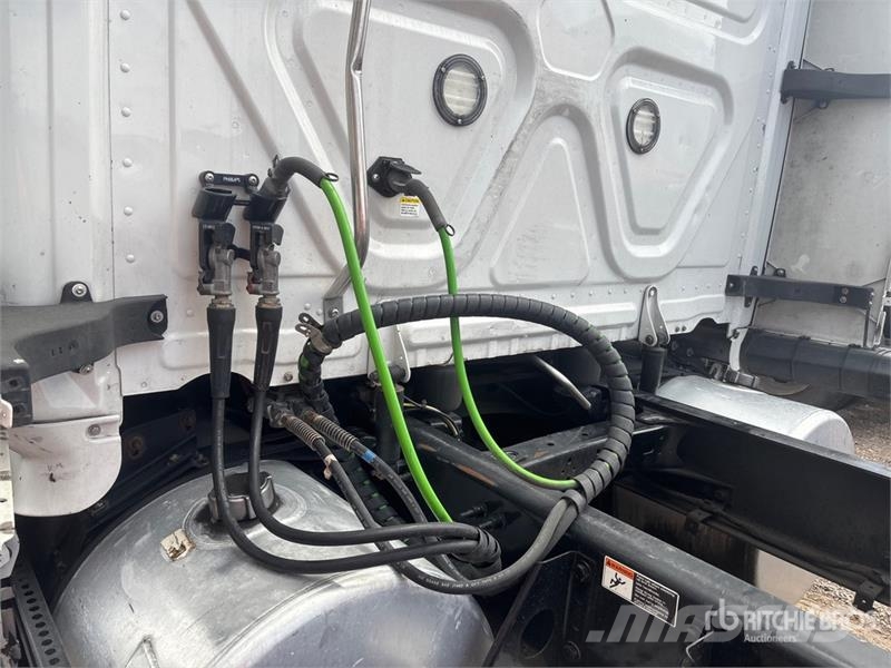 Freightliner Cascadia 126 6x4 T/A Sleeper Truck Tractor (Inoper Nyergesvontatók