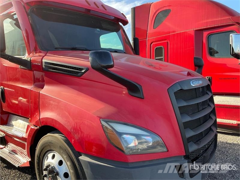 Freightliner Cascadia 126 T/A Sleeper Truck Tractor Tractor Units