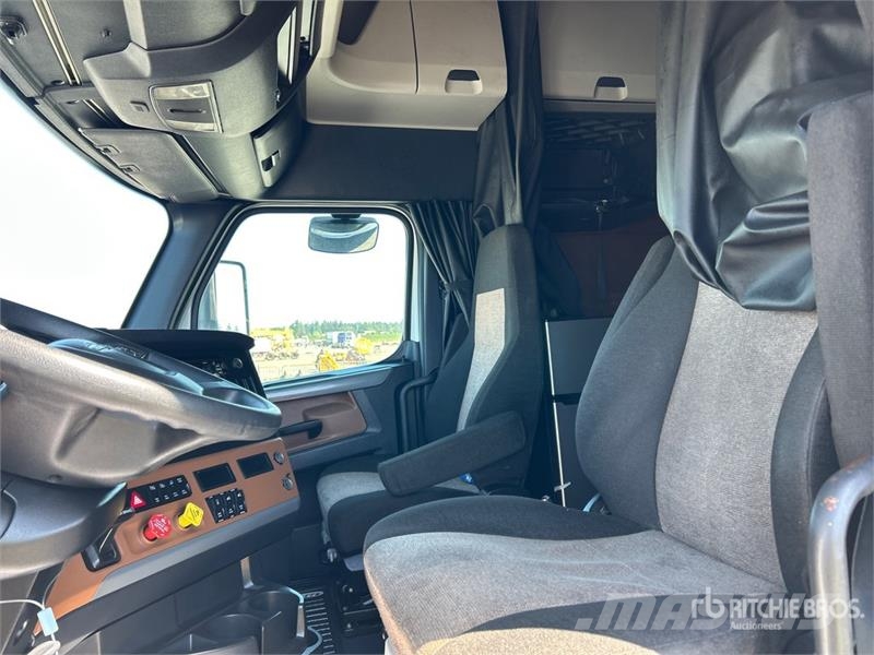 Freightliner Cascadia 126 6x4 T/A Sleeper Truck Tractor Sadulveokid