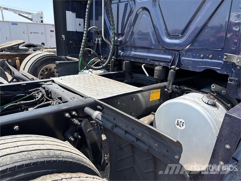 Freightliner Cascadia 125 6x4 T/A Sleeper Truck Tractor وحدات الجر