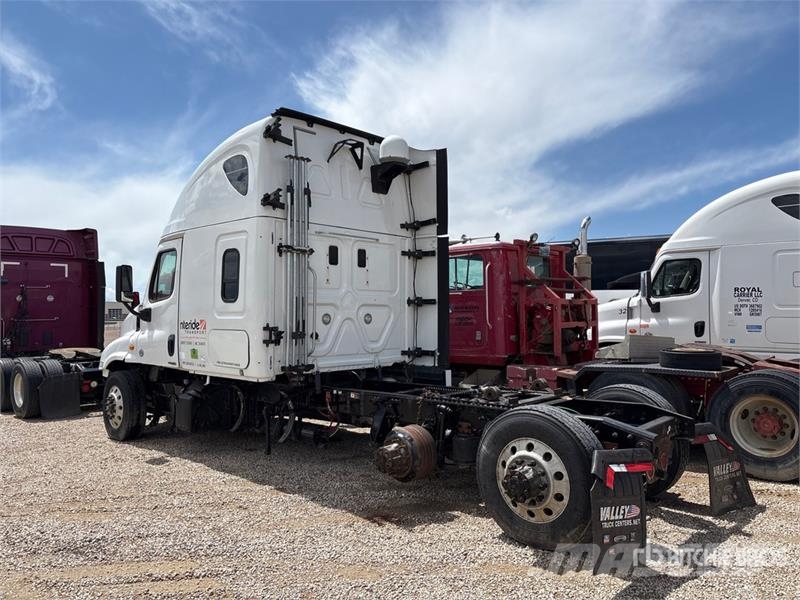 Freightliner Cascadia 125 6x4 T/A Sleeper Truck Tractor (Inoper 트랙터 유닛