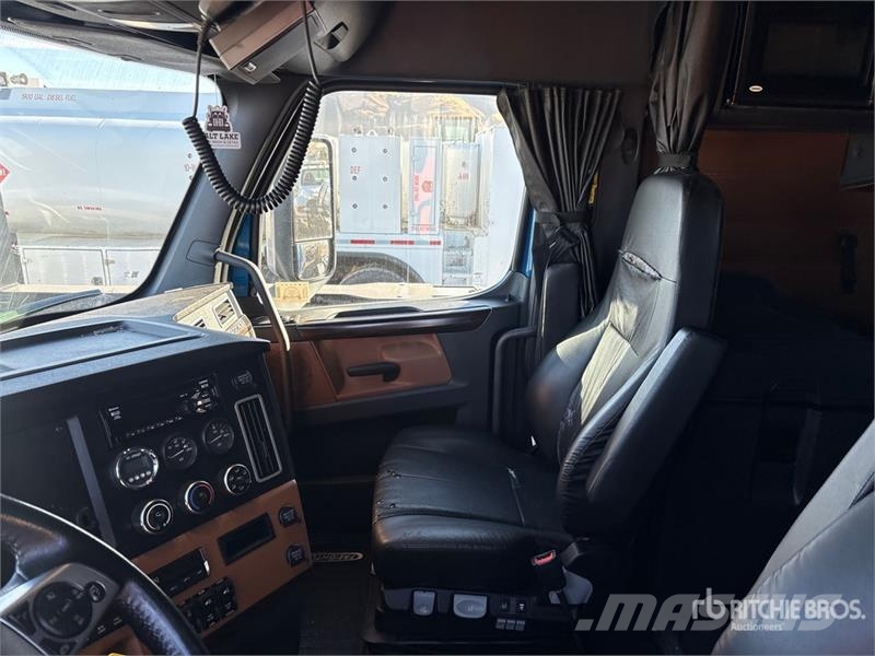 Freightliner Cascadia 126 6x4 T/A Sleeper Truck Tractor Vlačilci