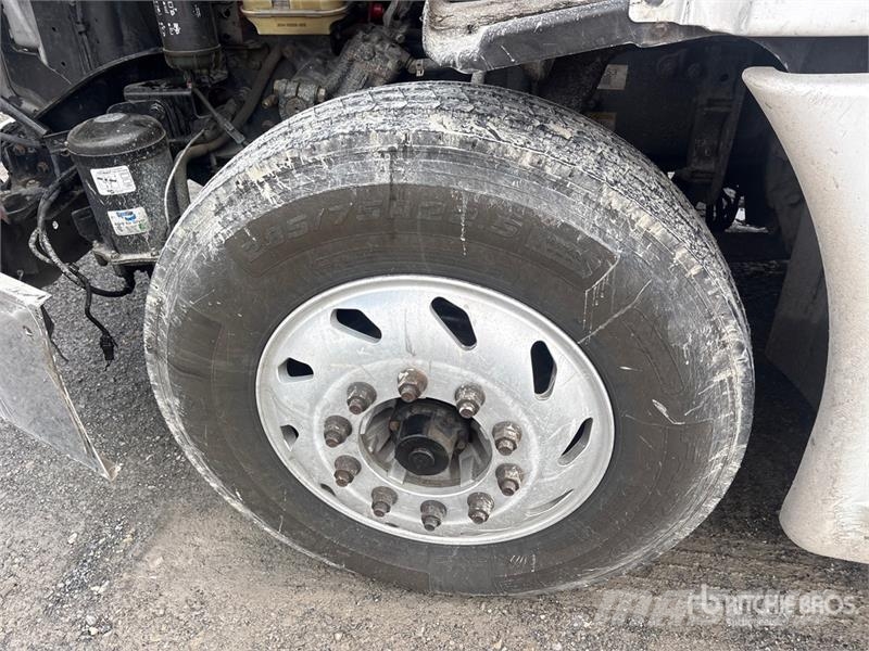 Freightliner Cascadia 125 6x4 T/A Sleeper Truck Tractor Тягачі