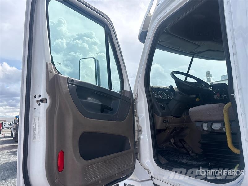 Freightliner Cascadia 125 6x2 T/A Sleeper Truck Tractor Седельные тягачи
