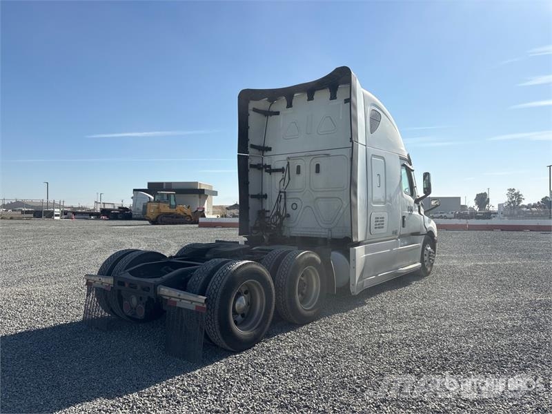 Freightliner Cascadia 126 6x4 T/A Sleeper Truck Tractor Tractor Units