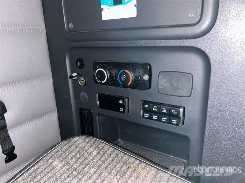 Freightliner Cascadia 126 T/A Sleeper Truck Tractor Vetopöytäautot