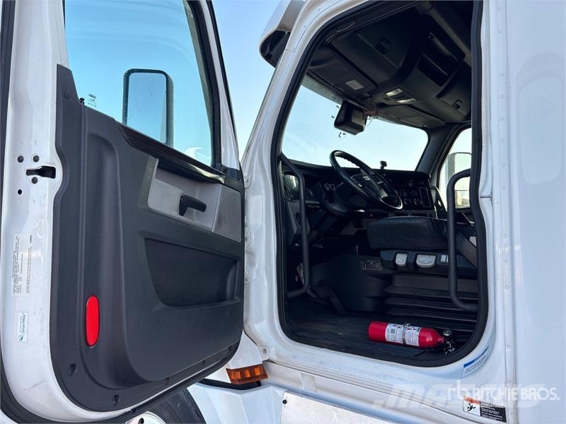 Freightliner Cascadia 126 6x4 T/A Sleeper Truck Tractor Vilcēji