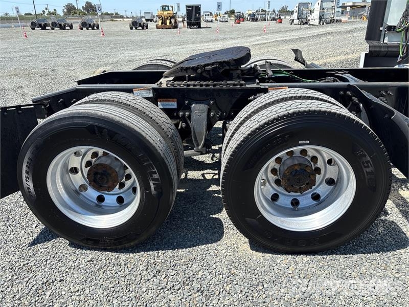 Freightliner Cascadia 126 6x4 T/A Sleeper Truck Tractor 트랙터 유닛