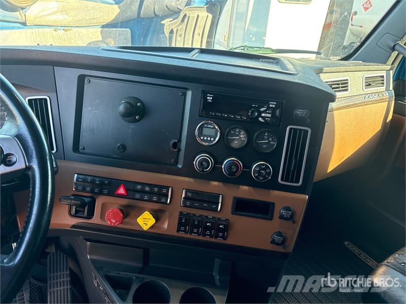 Freightliner Cascadia 126 6x4 T/A Sleeper Truck Tractor Vlačilci