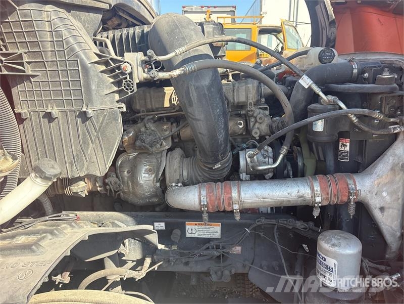 Freightliner Cascadia 126 6x4 T/A Sleeper Truck Tractor وحدات الجر
