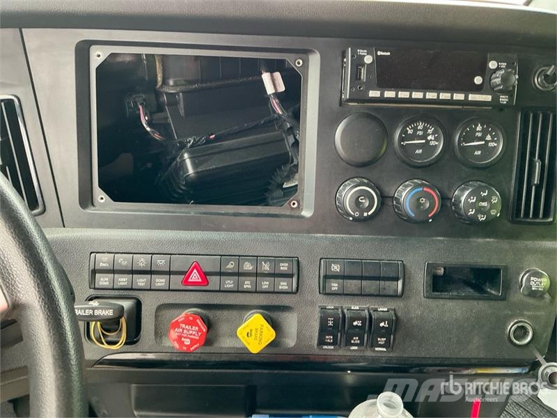 Freightliner Cascadia 126 6x4 T/A Sleeper Truck Tractor Tegljači