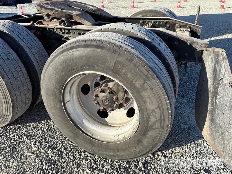 Freightliner Cascadia 126 6x4 T/A Sleeper Truck Tractor Vlačilci