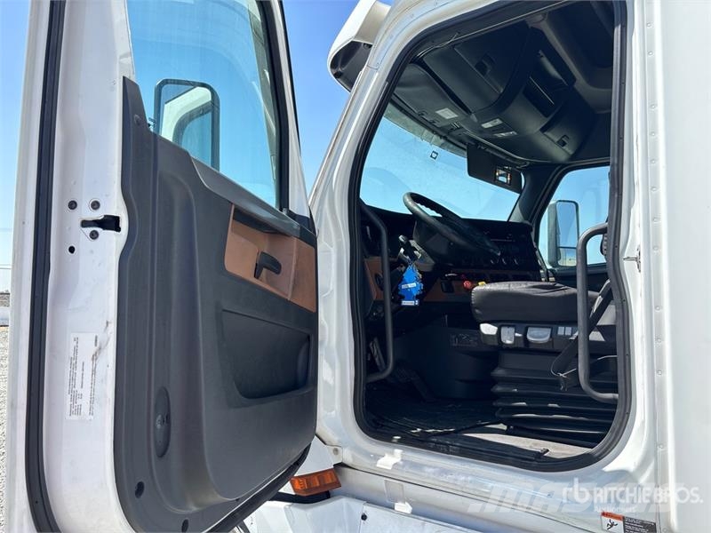 Freightliner Cascadia 126 6x4 T/A Sleeper Truck Tractor Vlačilci