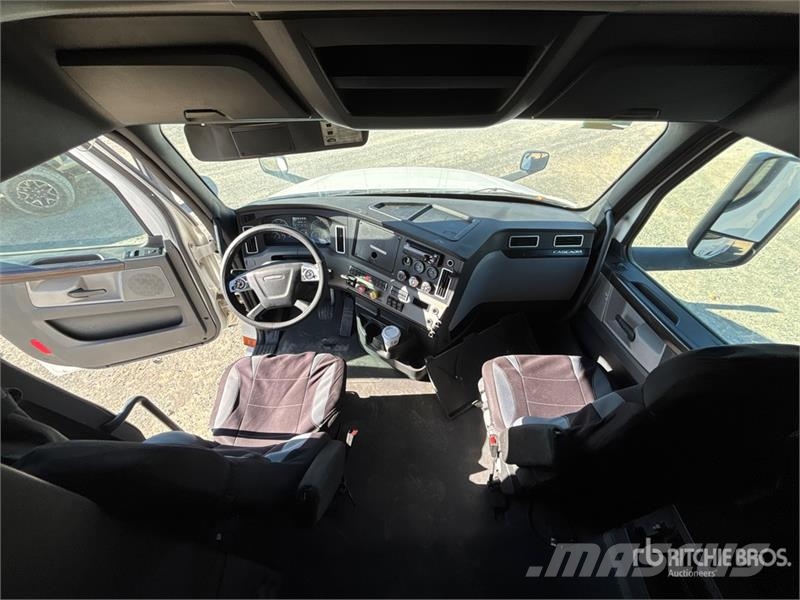 Freightliner Cascadia 126 6x4 T/A Sleeper Truck Tractor Седельные тягачи