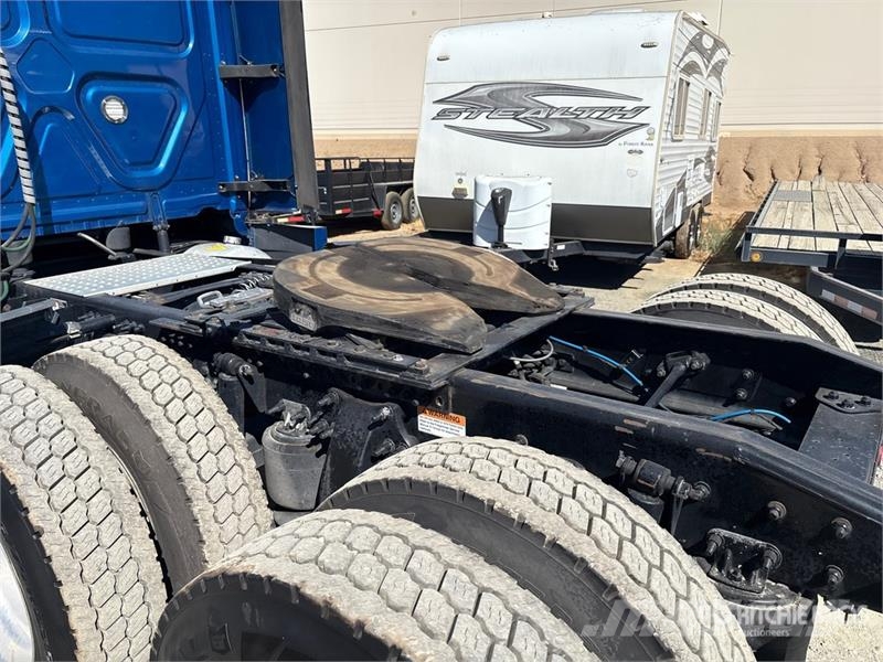Freightliner Cascadia 126 6x4 T/A Sleeper Truck Tractor Naudoti vilkikai