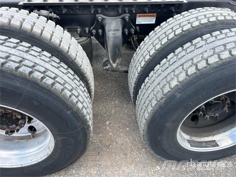 Freightliner Cascadia 126 6x4 T/A Sleeper Truck Tractor Тягачі