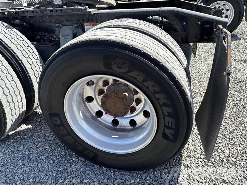 Freightliner Cascadia 126 T/A Sleeper Truck Tractor Sadulveokid
