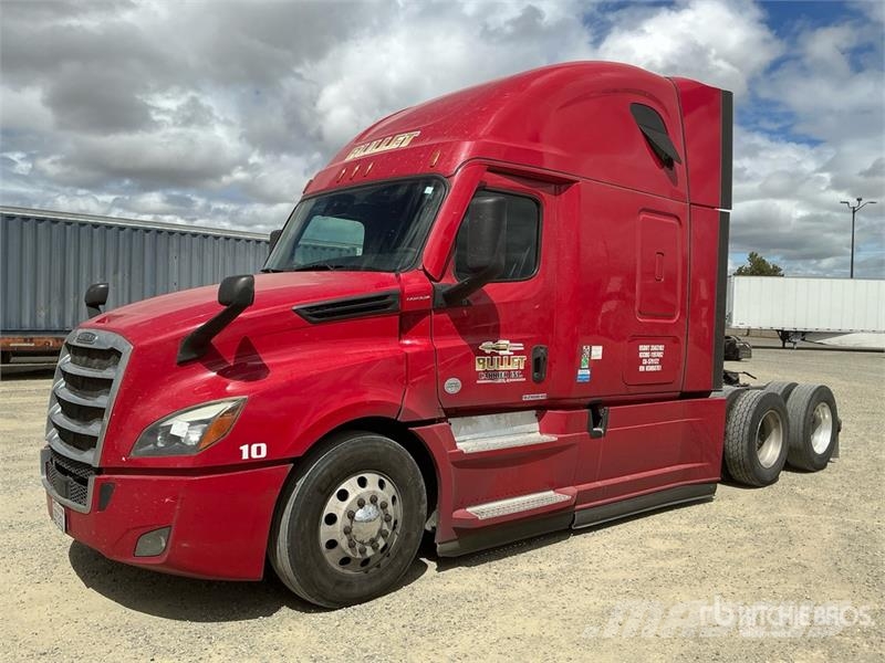 Freightliner Cascadia 126 6x4 T/A Sleeper Truck Tractor Тягачі