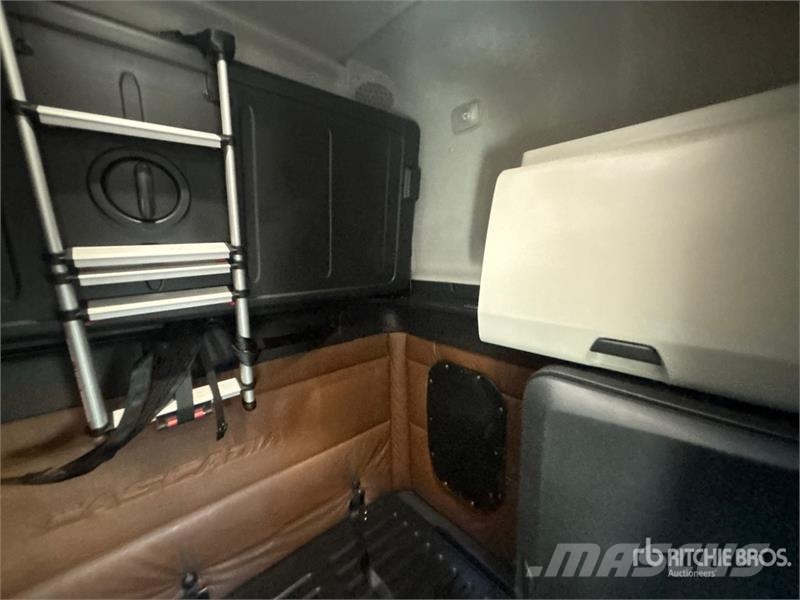 Freightliner Cascadia 126 6x4 T/A Sleeper Truck Tractor Sattelzugmaschinen