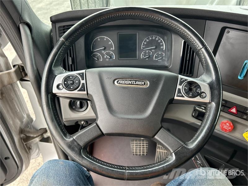 Freightliner Cascadia 126 6x4 T/A Sleeper Truck Tractor Vlačilci