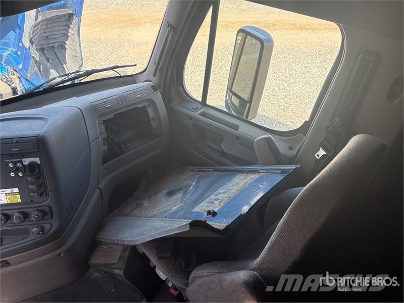 Freightliner Cascadia 125 6x4 T/A Sleeper Truck Tractor (Inoper 트랙터 유닛