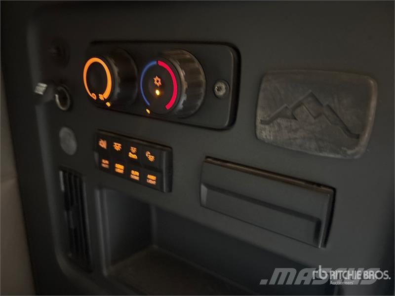 Freightliner Cascadia 126 6x4 T/A Sleeper Truck Tractor Vilcēji