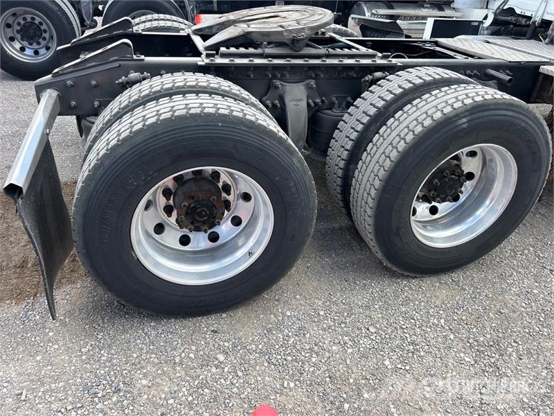 Freightliner Cascadia 126 6x4 T/A Sleeper Truck Tractor Тягачі