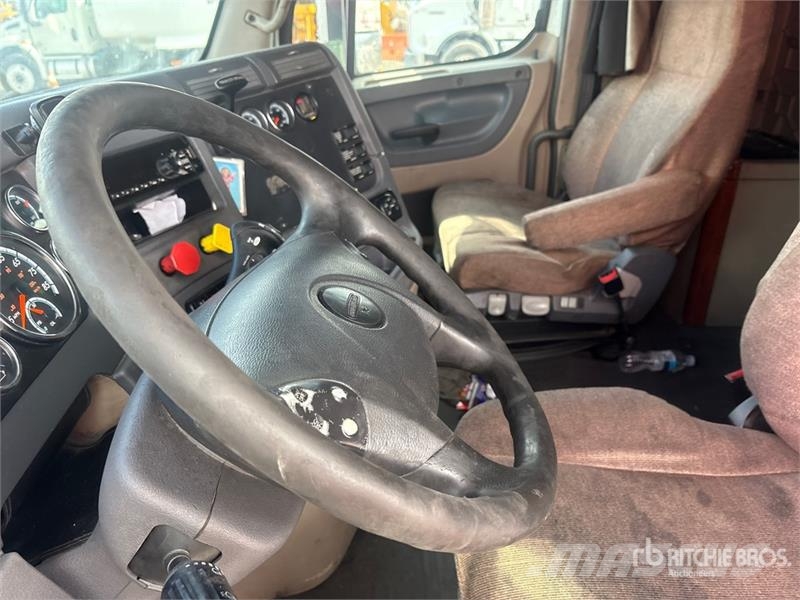 Freightliner Cascadia 125 6x4 T/A Sleeper Truck Tractor Тягачі
