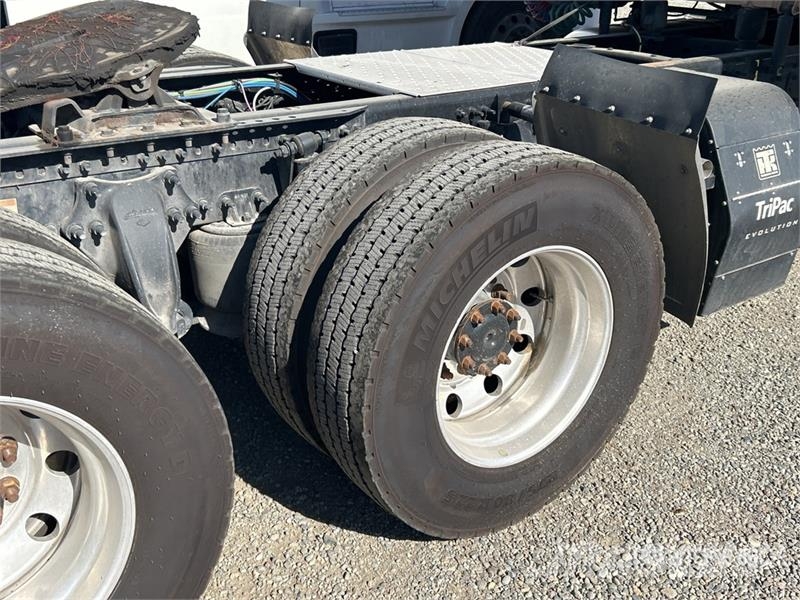 Freightliner Cascadia 126 6x4 T/A Sleeper Truck Tractor Sattelzugmaschinen