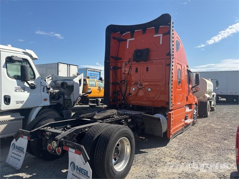 Freightliner Cascadia 126 6x4 T/A Sleeper Truck Tractor وحدات الجر