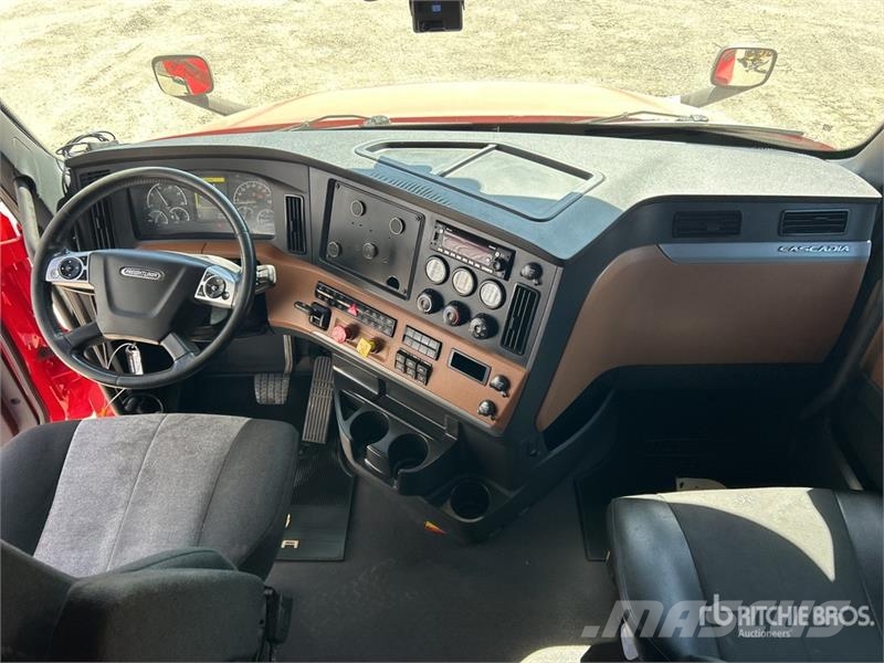Freightliner Cascadia 126 T/A Sleeper Truck Tractor Tractor Units