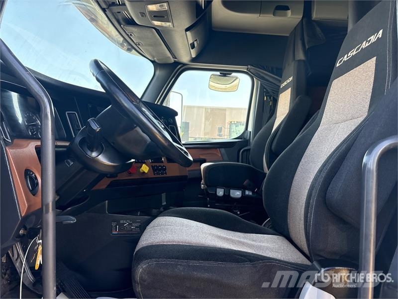 Freightliner Cascadia 126 6x4 T/A Sleeper Truck Tractor Vetopöytäautot
