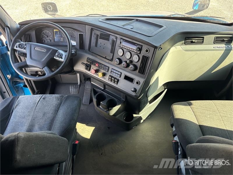 Freightliner Cascadia 126 6x4 T/A Sleeper Truck Tractor Nyergesvontatók