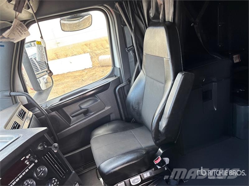 Freightliner Cascadia 126 6x4 T/A Sleeper Truck Tractor Tractor Units