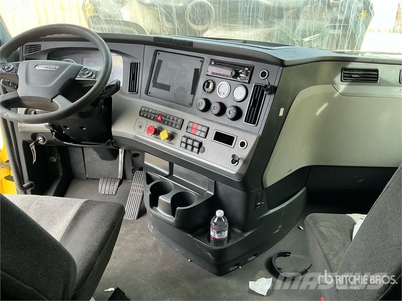 Freightliner Cascadia 126 6x4 T/A Sleeper Truck Tractor Vlačilci