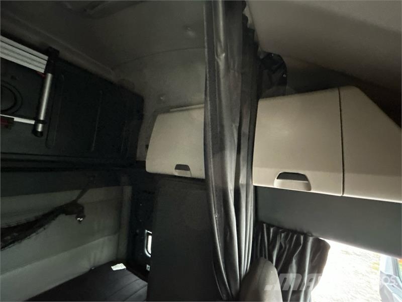 Freightliner Cascadia 126 6x4 T/A Sleeper Truck Tractor Vlačilci