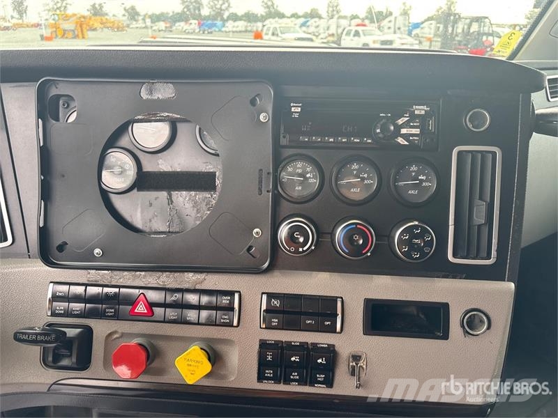 Freightliner Cascadia 126 6x4 T/A Sleeper Truck Tractor Тягачі
