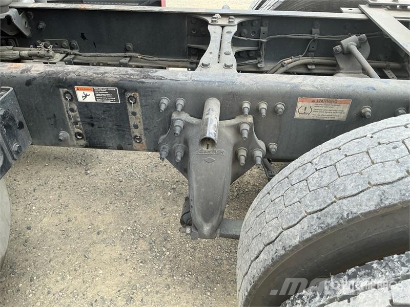Freightliner Cascadia 126 6x4 T/A Sleeper Truck Tractor Тягачі