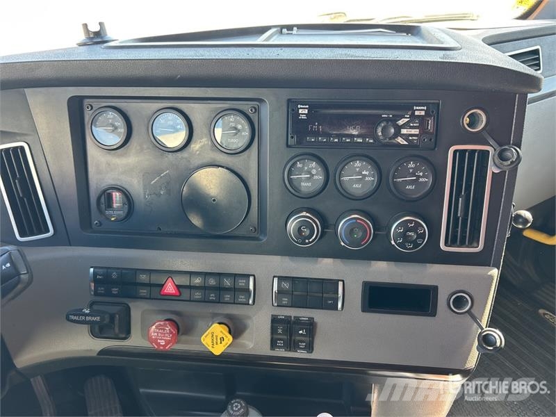 Freightliner Cascadia 126 6x4 T/A Sleeper Truck Tractor Sattelzugmaschinen