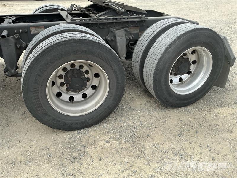 Freightliner Cascadia 126 6x4 T/A Sleeper Truck Tractor Тягачі