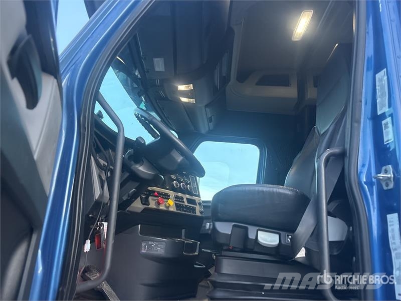Freightliner Cascadia 126 8x4 Tri/A Sleeper Truck Tractor Trekkvogner