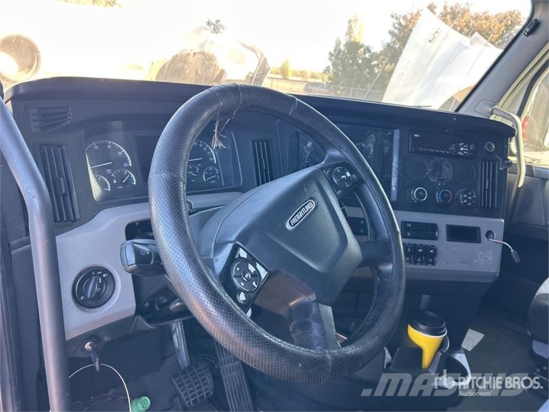 Freightliner Cascadia 126 6x4 T/A Sleeper Truck Tractor (Inoper Тягачі