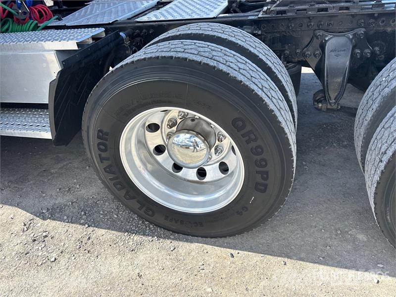 Freightliner Cascadia 126 6x4 T/A Sleeper Truck Tractor Tractores (camiões)